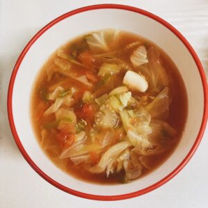 赤い器に野菜スープ